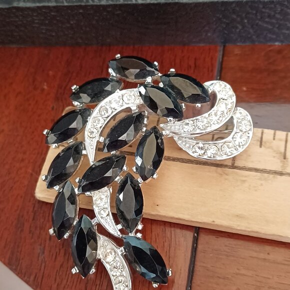 Vtg SIGNED Sarah Coventry Vienna Nights Black Navette Rhinestone Spray Brooch - Picture 5 of 5